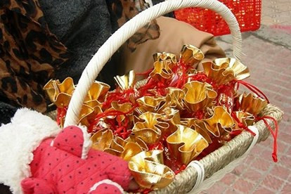 Đầu năm mua muối là phong tục có từ lâu đời của người dân Việt Nam. Nhiều người dân thường mua muối ngay trong đêm giao thừa, khi đi hái lộc chùa.