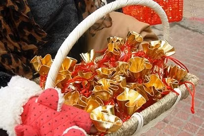 Đầu năm mua muối là phong tục có từ lâu đời của người dân Việt Nam. Nhiều người dân thường mua muối ngay trong đêm giao thừa, khi đi hái lộc chùa.