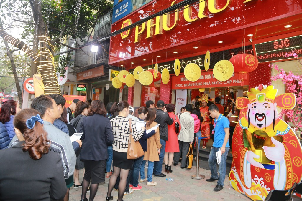 Vài năm nay, người dân quá quen với hình ảnh khách hàng xếp hàng rồng rắn chờ đợi mua nhẫn, vàng miếng, vàng trang sức... trong ngày vía Thần Tài