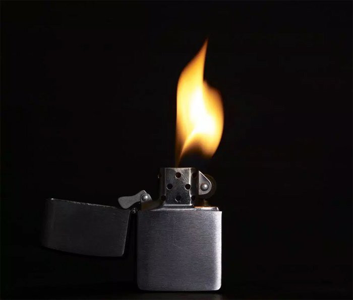 Bên cạnh muối, người Việt còn mua lửa ngày mùng 1 Tết. Lửa sưởi ấm tượng trưng cho sự ấm áp và hạnh phúc.