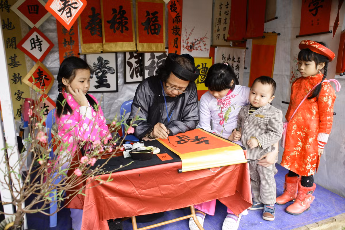 Đôi khi xin chữ cho con trẻ cũng mang ý nghĩa dạy bảo, răn đe con cháu trong nhà sống đúng như ý nghĩa của mỗi con chữ xin về.