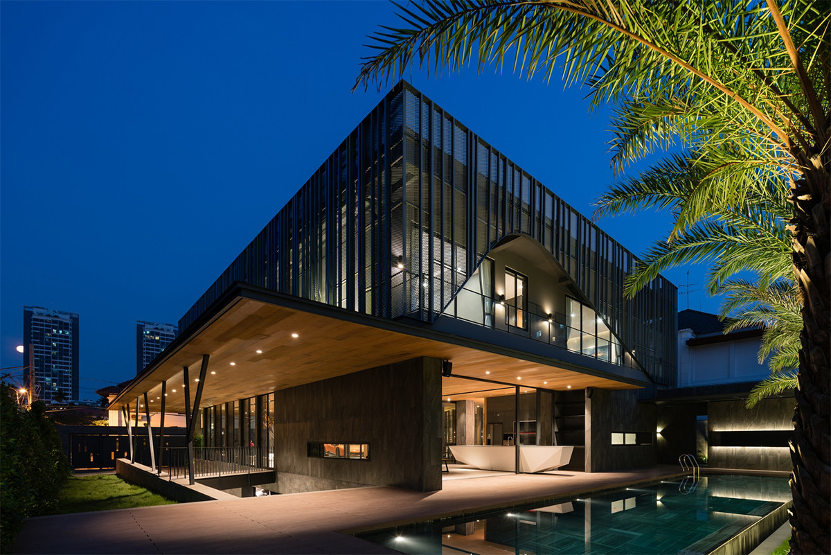 Lấy cảm hứng từ công trình nổi tiếng Villa Savoye của KTS Le Corbusier, cả ngôi nhà như một hộp thép đặt trên các cột.