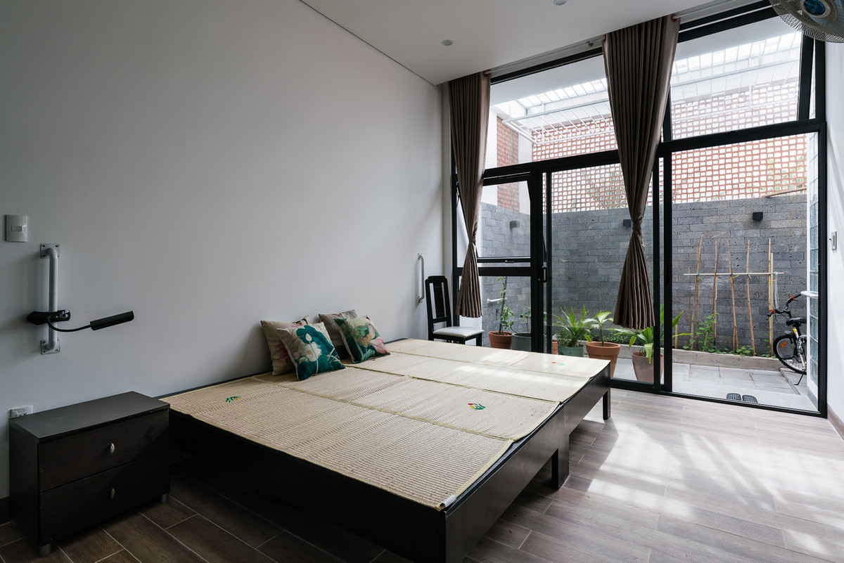 Tầng 2 có 2 phòng ngủ, 1 của chủ nhà và 1 cho cháu nhỏ. Tầng 3 rộng rãi gồm một gian phòng thờ và còn lại thiết kế để trở thành sân chơi trong nhà.