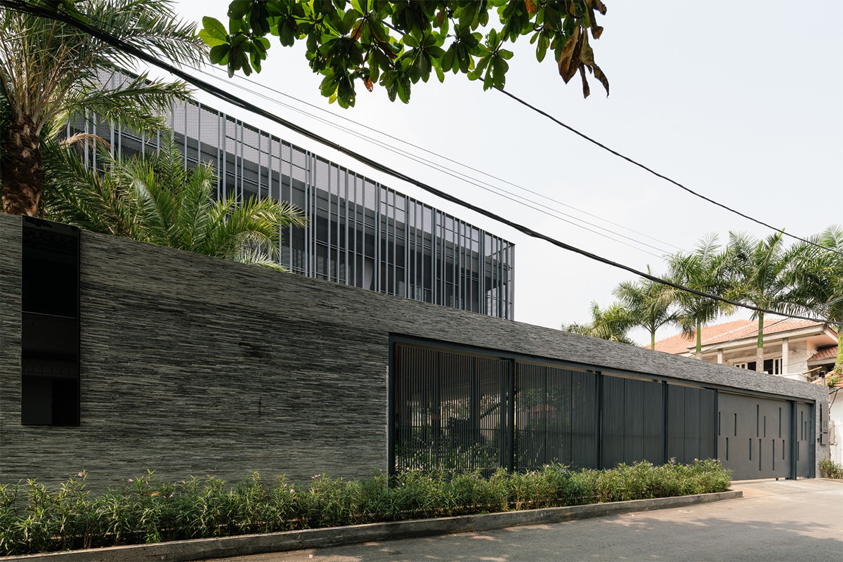 Villa 911 là ngôi nhà mang đậm hơi hướng kiến trúc đương đại hòa cùng hơi thở nhiệt đới tọa lạc tại khu dân cư thuộc phường Thảo Điền, quận 2 (TP HCM) với diện tích hơn 1000 m2.