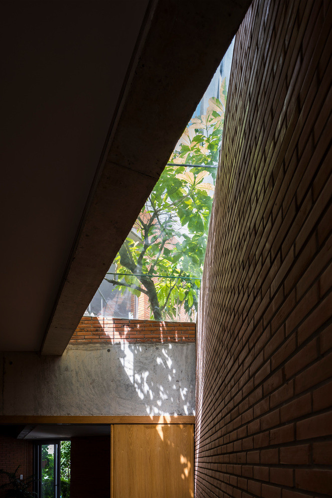 Các khoảng trống được tạo ra bởi cách thiết kế đa dạng cho phép ánh sáng mặt trời và gió mát tự nhiên đi qua. Nguồn ảnh: Archdaily.