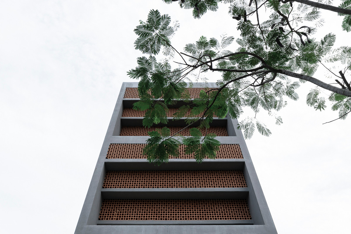 Mặt tiền ngôi nhà 3 tầng kết hợp hoàn hảo giữa gạch thông gió và lưới chống côn trùng thành màng bảo vệ.