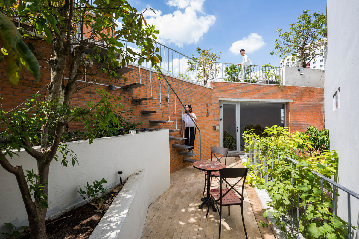 Hà House được ví như một "resort thu nhỏ" giữa lòng Sài Gòn. Với kiểu phân bố dân cư dày đặc ở TP HCM, nhóm kiến trúc sư đề xuất phát triển nhà ở phù hợp với khí hậu nhiệt đới nơi cây xanh và cư dân sống đan xen với nhau.