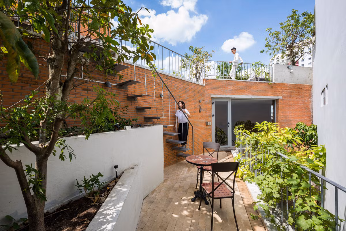 Hà House được ví như một "resort thu nhỏ" giữa lòng Sài Gòn. Với kiểu phân bố dân cư dày đặc ở TP HCM, nhóm kiến trúc sư đề xuất phát triển nhà ở phù hợp với khí hậu nhiệt đới nơi cây xanh và cư dân sống đan xen với nhau.