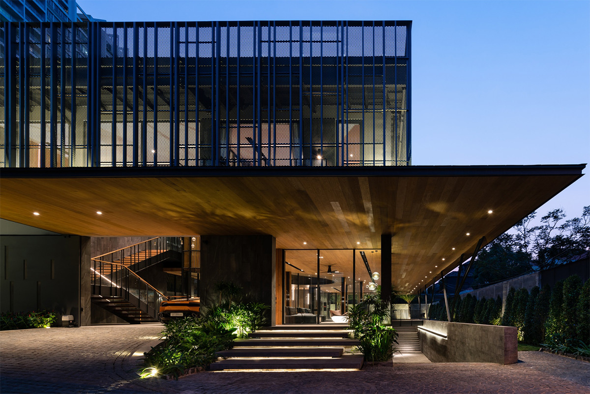 Ở tầng trệt, những bức tường bê tông được thay hoàn toàn bằng tường kính, tạo sự kết nối vô hình giữa các không gian chức năng trong nhà.