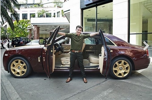 Trong đó gây chú ý nhất là chiếc siêu xe Rollys-Royce Ghost được mạ vàng khoảng 40 tỷ đồng. Ảnh: Giadinhvietnam.