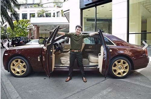 Trong đó gây chú ý nhất là chiếc siêu xe Rollys-Royce Ghost được mạ vàng khoảng 40 tỷ đồng. Ảnh: Giadinhvietnam.