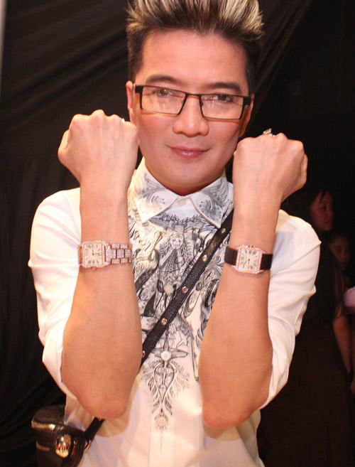 Đàm Vĩnh Hưng cũng được biết đến với bộ sưu tập đồng hồ đính kim cương, dây chuyền gắn kim cương, nhẫn kim cương đủ kiểu dáng...Ảnh: Zing.