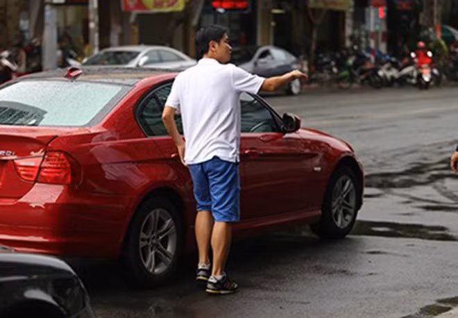 Năm 2014, Hồ Hoài Anh sử dụng xe hơi thể thao tiền tỷ để đưa đón bà xã. Ảnh: Thế giới trẻ.