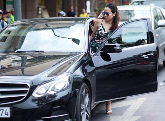 Đầu tháng 9/2016, Lưu Hương Giang tự lái xe hơi 2 tỷ đồng để đi mua sắm. Ảnh: Thế giới trẻ.