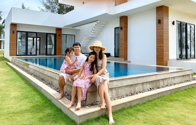 Không gian bên ngoài căn nhà của vợ chồng Lưu Hương Giang - Hồ Hoài Anh. Ảnh: Thế giới trẻ.