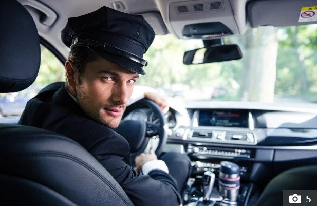 Theo Thesun, một tài xế làm việc cho giới siêu giàu, đã tiết lộ lối sống tiệc tùng của các ông bà chủ giàu có trong một cuốn sách mới mang tên Butler On Wheels.