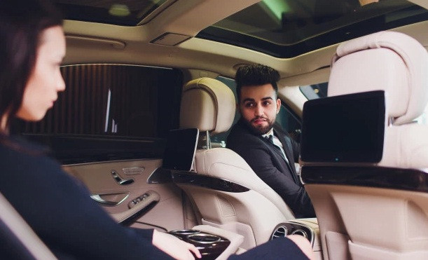 Khi đợi ở bên ngoài, các bà vợ sẽ gọi cho lái xe hỏi chồng họ đang ở đâu. Đôi khi, những tỷ phú này còn không trở về căn hộ xa xỉ của họ trước 6 giờ sáng.