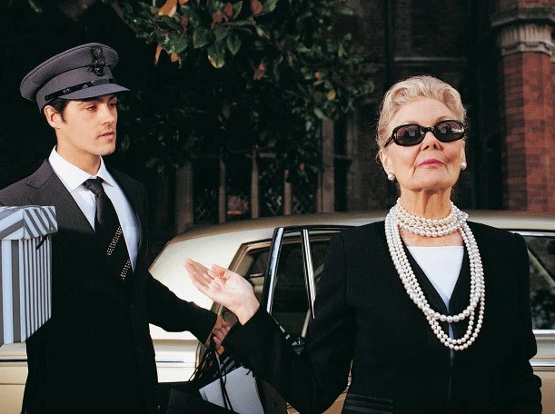 Anh tiết lộ, trong thế giới của những người giàu có bao gồm cả bữa tiệc sex cuồng nhiệt đến những ông chủ keo kiệt từ chối trả lại tiền xăng dầu cho lái xe.