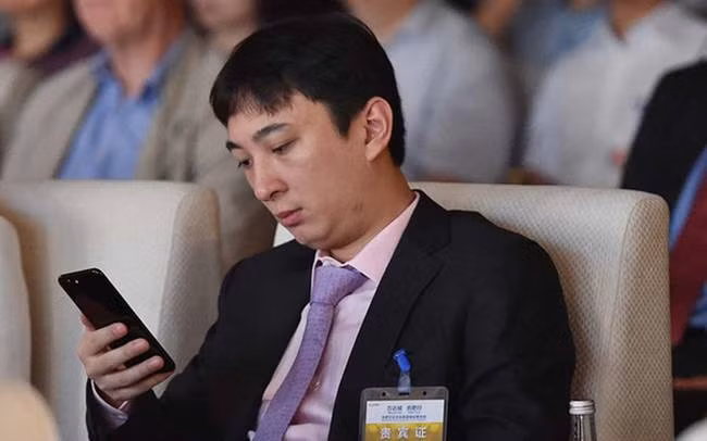 Đầu tháng này, Wang, 31 tuổi chịu trách nhiệm cá nhân trong vụ tranh chấp tài chính liên quan đến số tiền khoảng 151 triệu nhân dân tệ (~497 tỷ đồng). Trước đó, tòa án ở Thượng Hải cũng đưa ra các giới hạn đối với chi tiêu của Wang như hạn chế đánh golf, mua bất động sản hay ở trong các khách sạn cao cấp.