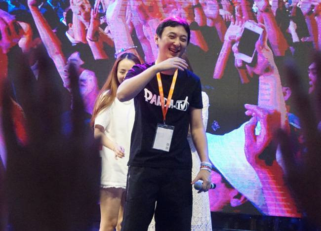 Những thông tin này thật sự gây "choáng" với nhiều người. Bởi cách đây mấy năm, Wang Sicong vẫn được biết đến là "phú nhị đại" - thế hệ thứ hai giàu có ở Trung Quốc. Anh ta có lối sống xa hoa "khét tiếng".