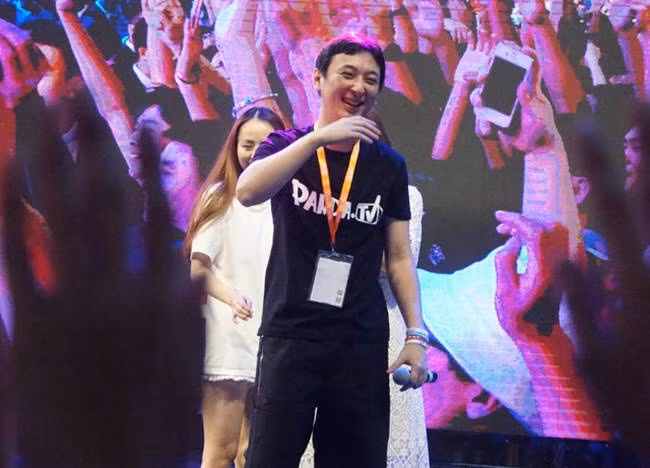 Những thông tin này thật sự gây "choáng" với nhiều người. Bởi cách đây mấy năm, Wang Sicong vẫn được biết đến là "phú nhị đại" - thế hệ thứ hai giàu có ở Trung Quốc. Anh ta có lối sống xa hoa "khét tiếng".