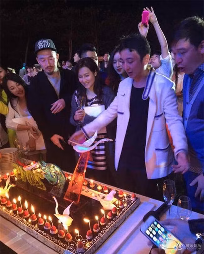 Mỗi khách đến dự sự kiện sinh nhật của chàng thiếu gia này đều được nhận một chiếc iPad. Bữa tiệc còn mời cả nhóm nhạc Hàn Quốc sang biểu diễn.