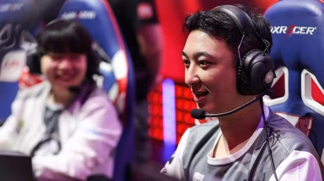 Wang Sicong thành lập công ty Shanghai Panda Entertainment hồi năm 2015 và công ty phá sản hồi tháng 3 vừa qua. Cha của Wang Sicong là tỷ phú Wang Jianlin - chủ tập đoàn bất động sản Wanda. Ông có khối tài sản khoảng 12,3 tỷ USD.