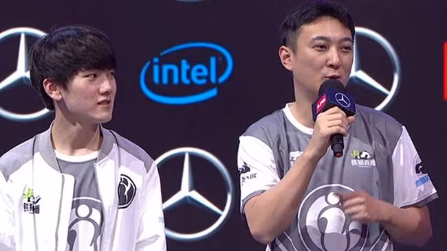 Năm 2011, Wang Sicong thành lập công ty esport (thể thao điện tử) chuyên chơi các game đối kháng có tên là Invictus Gaming (iG) và giành nhiều chức vô địch.