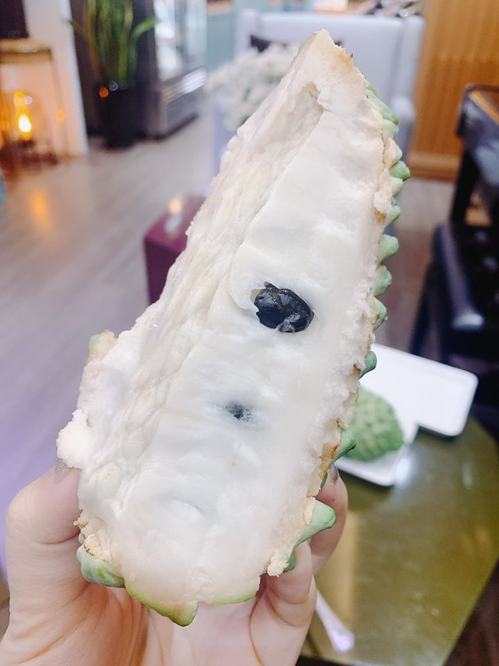 Chị Thanh (Bắc Từ Liêm, Hà Nội) cho biết, tuần trước đặt mua một quả na dai sầu riêng nặng 1,5kg. Với giá 450.000 đồng/kg, quả na có giá tới gần 700.000 đồng.