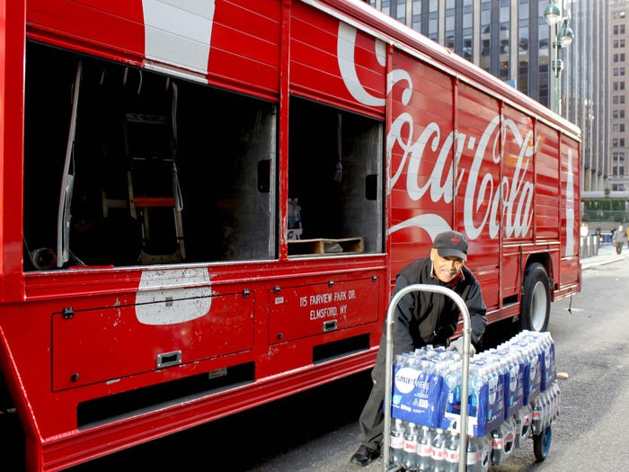 Coca-Cola là nhà sản xuất và phân phối đồ uống được thành lập vào năm 1886. Thương hiệu này trở thành đồ uống có đường hiện diện khắp mọi nơi vào năm 1929.