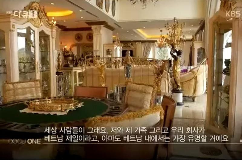 Biệt thự của nhà chồng Hà Tăng từng được lên sóng truyền hình Hàn Quốc. Trong căn phòng khách ở tầng trệt là vô vàn món đồ quý hiếm. Ảnh: KBS.