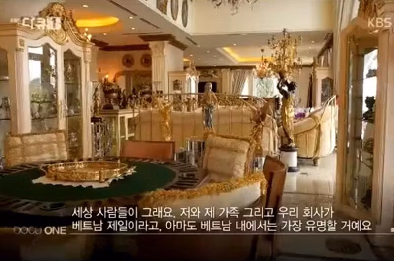 Biệt thự của nhà chồng Hà Tăng từng được lên sóng truyền hình Hàn Quốc. Trong căn phòng khách ở tầng trệt là vô vàn món đồ quý hiếm. Ảnh: KBS.