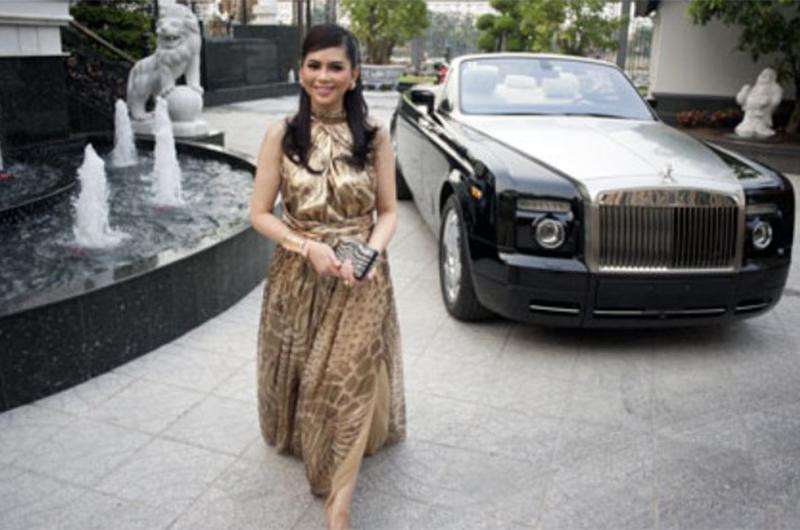 Ngoài biệt thự hàng trăm tỷ, đại gia Johnathan Hạnh Nguyễn còn có một dàn xe siêu khủng như Lexus, Maybach 62S, Rolls-Royce...Ảnh: Vietnamnet.