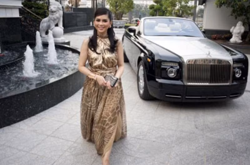 Ngoài biệt thự hàng trăm tỷ, đại gia Johnathan Hạnh Nguyễn còn có một dàn xe siêu khủng như Lexus, Maybach 62S, Rolls-Royce...Ảnh: Vietnamnet.