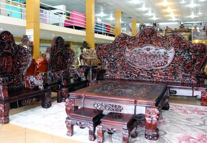 Bộ ghế salon gỗ Trắc Cửu Long Bát tiên gồm 10 món, chạm khắc 9 con rồng - theo hình tượng và đặc điểm riêng của Rồng Việt Nam. Ảnh: Vietnamnet.
