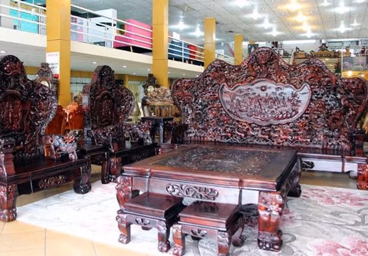 Bộ ghế salon gỗ Trắc Cửu Long Bát tiên gồm 10 món, chạm khắc 9 con rồng - theo hình tượng và đặc điểm riêng của Rồng Việt Nam. Ảnh: Vietnamnet.