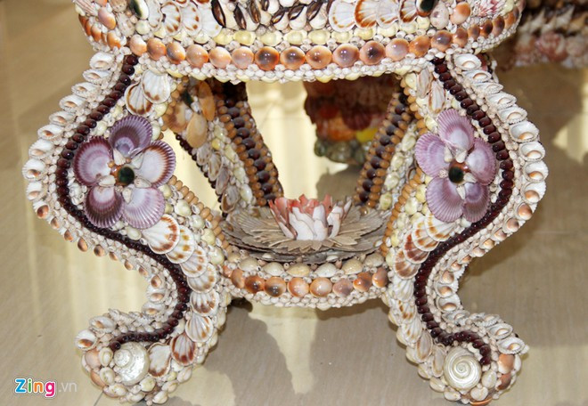 Vỏ các loại ốc ốp vào thân ghế đều được mài nhẵn bóng, một số vỏ sò bên trong đã đóng một lớp xà cừ quý hiếm như ngọc trai. Ảnh: Zing.