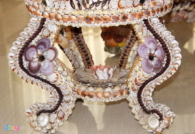 Vỏ các loại ốc ốp vào thân ghế đều được mài nhẵn bóng, một số vỏ sò bên trong đã đóng một lớp xà cừ quý hiếm như ngọc trai. Ảnh: Zing.