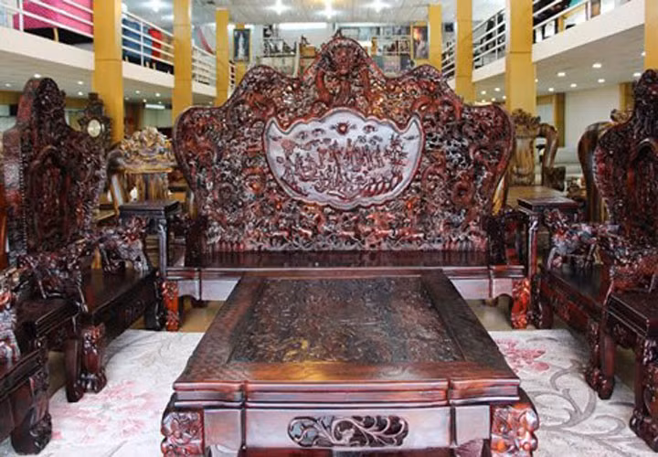 Một đại gia Hà Nội cũng từng mạnh tay chi gần 13 tỷ để sở hữu bộ bàn ghế gỗ Trắc Cửu Long Bát tiên. Ảnh: Vietnamnet.