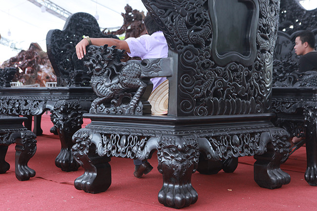 Giá trị bộ bàn ghế khoảng 27 tỷ đồng, trong đó riêng tiền trả công thợ đã lên đến 3,8 tỷ đồng. Ảnh: Dân Việt.