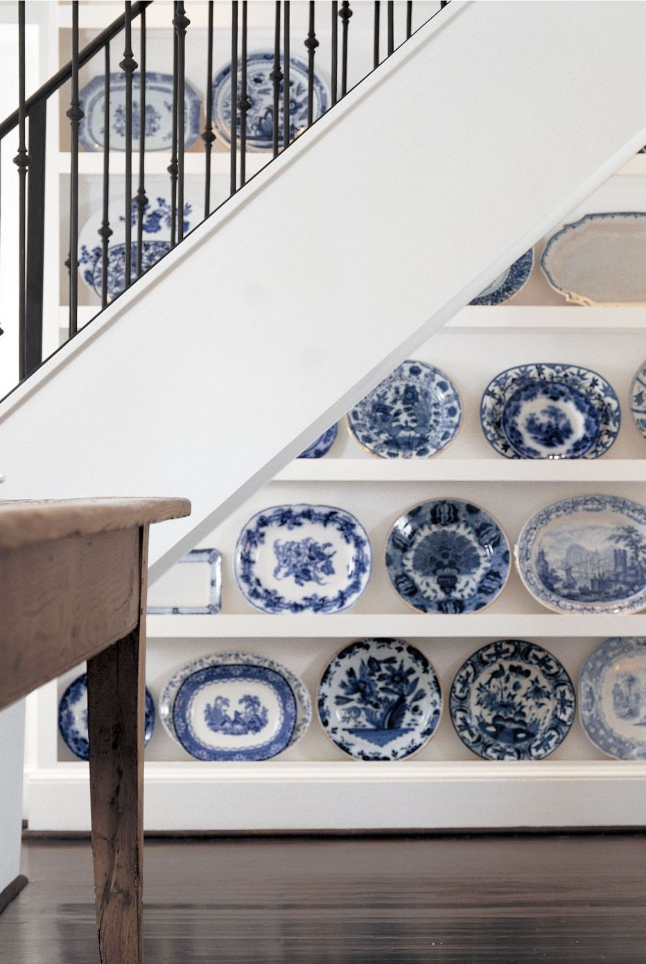 Những món đồ kỷ niệm đặt phía sau cầu thang sẽ rất đẹp mắt và hợp lý.