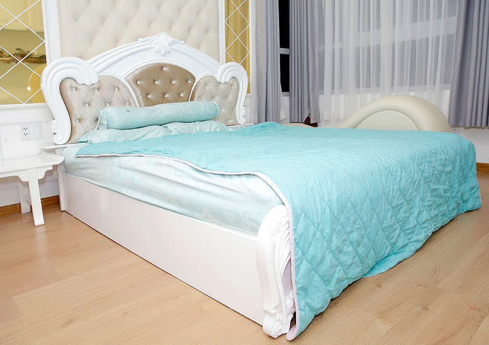 Phòng ngủ của "nữ hoàng dao kéo" Phi Thanh Vân được trang bị chiếc giường theo phong cách bán cổ điển. Ảnh: Dân Việt.