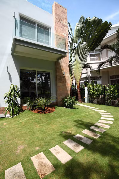 Tổng diện tích của biệt thự khoảng 400 m2. Bao quanh nhà là sân vườn xanh mát, đẹp mắt. Ảnh: Saobiz.