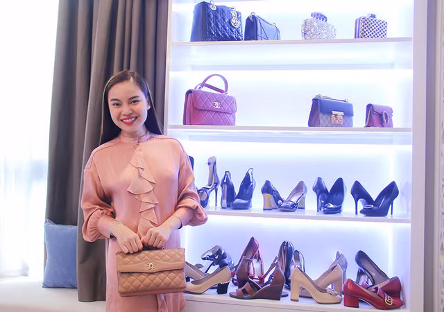 Bộ sưu tập giày dép và túi xách của giọng ca "Chỉ là giấc mơ". Trong đó, chiếc túi đắt tiền nhất từng sở hữu là 130 triệu đồng, đôi giày đắt nhất là hơn 30 triệu đồng. Ảnh: Dân Việt.