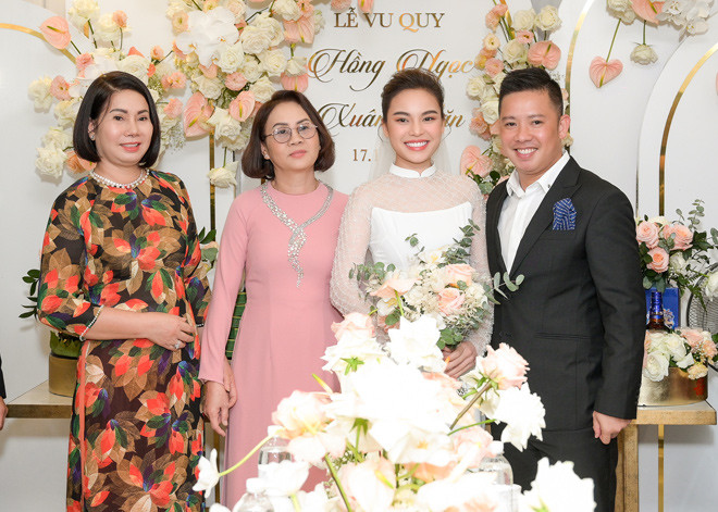 Sáng 17/10, đám hỏi của nữ ca sĩ Giang Hồng Ngọc và chú rể Xuân Văn được diễn ra ở nhà riêng. Ảnh: Dân Việt.