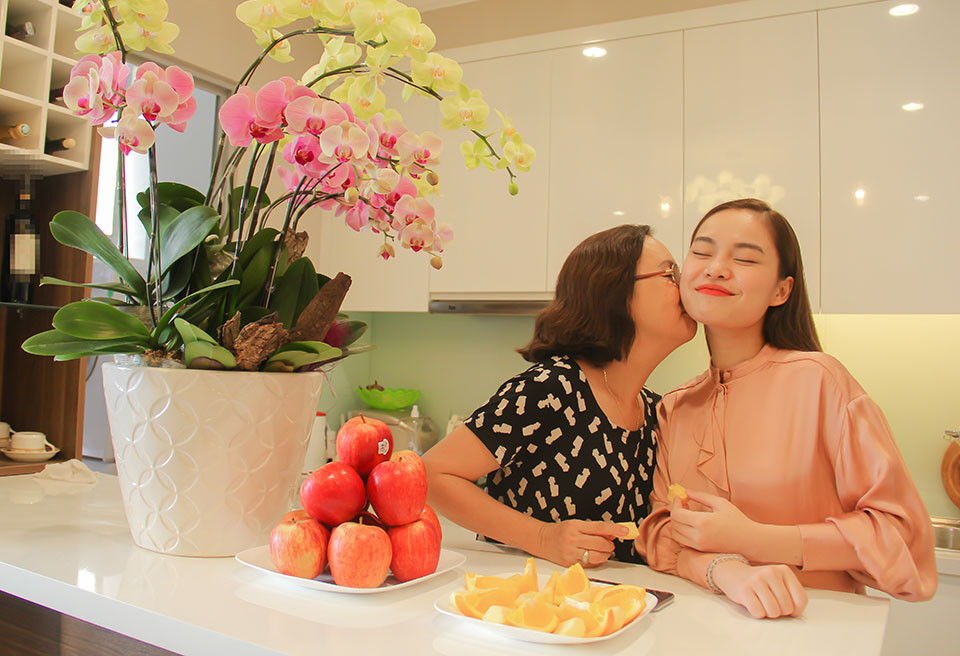 Căn hộ của nữ ca sĩ trang trí sang trọng với màu kem chủ đạo. Ảnh: Dân Việt.