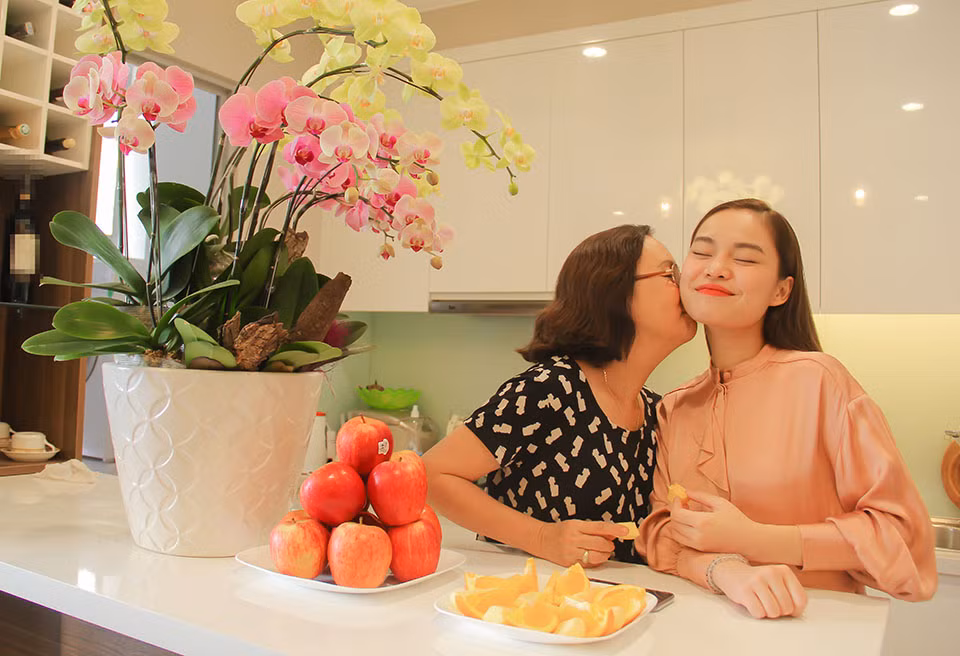 Căn hộ của nữ ca sĩ trang trí sang trọng với màu kem chủ đạo. Ảnh: Dân Việt.