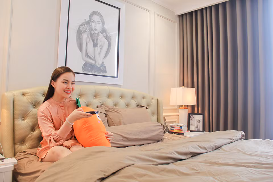 Cạnh tủ đồ hiệu là giường ngủ của Giang Hồng Ngọc. Ảnh: Giadinhnet.