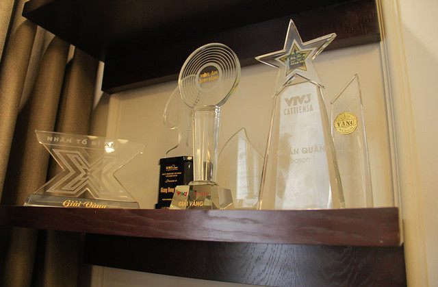 Trong nhà, ca sĩ Giang Hồng Ngọc dành một góc trưng bàu các giải thưởng trong sự nghiệp. Ảnh: Giadinhnet.