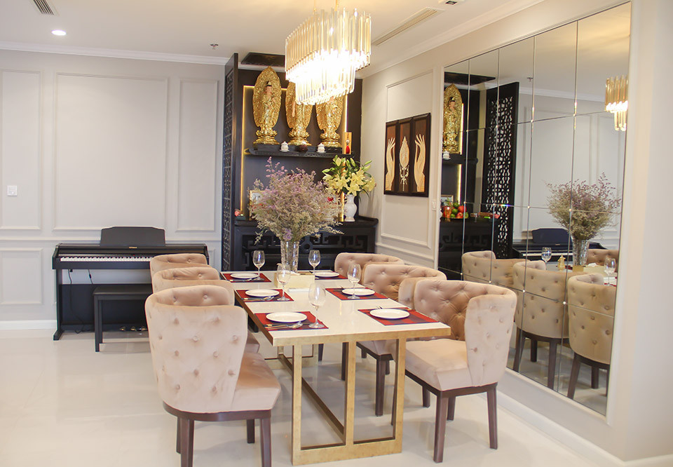 Bàn ăn sang trọng và tinh tế với đèn chùm ấn tượng. Ảnh: Dân Việt.